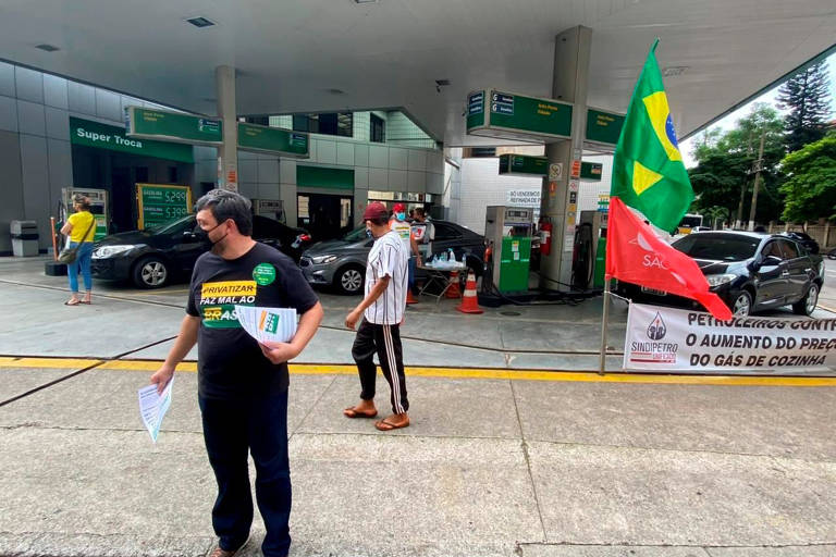 Petroleiros realizam venda subsidiada de gasolina no bairro da Sé, região central de São Paulo (SP)