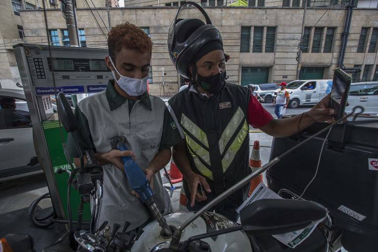 Petroleiros realizam venda subsidiada de gasolina no bairro da Sé, região central de São Paulo (SP)