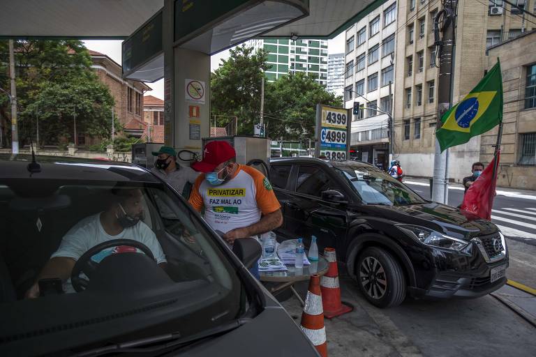 Petroleiros realizam venda subsidiada de gasolina no bairro da Sé, região central de São Paulo (SP)