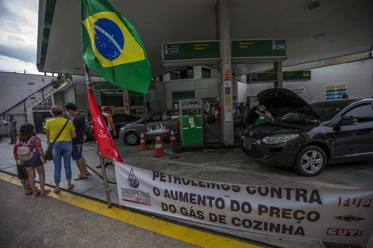 Petroleiros realizam venda subsidiada de gasolina no bairro da Sé, região central de São Paulo (SP)