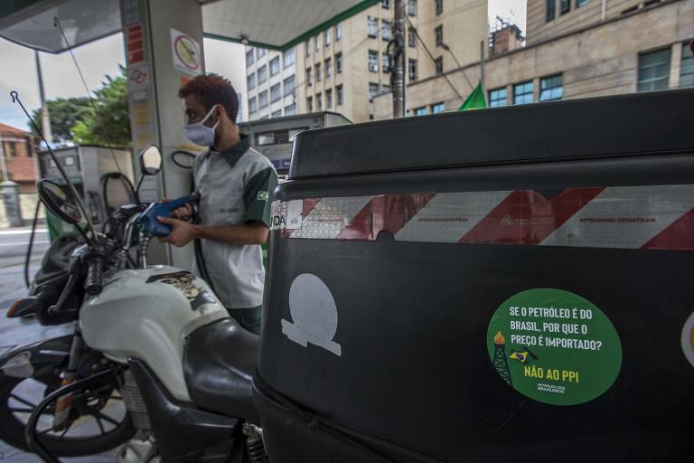 Petroleiros realizam venda subsidiada de gasolina no bairro da Sé, região central de São Paulo (SP)