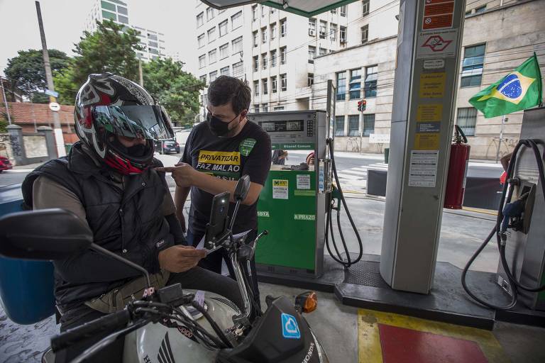 Petroleiros realizam venda subsidiada de gasolina no bairro da Sé, região central de São Paulo (SP)