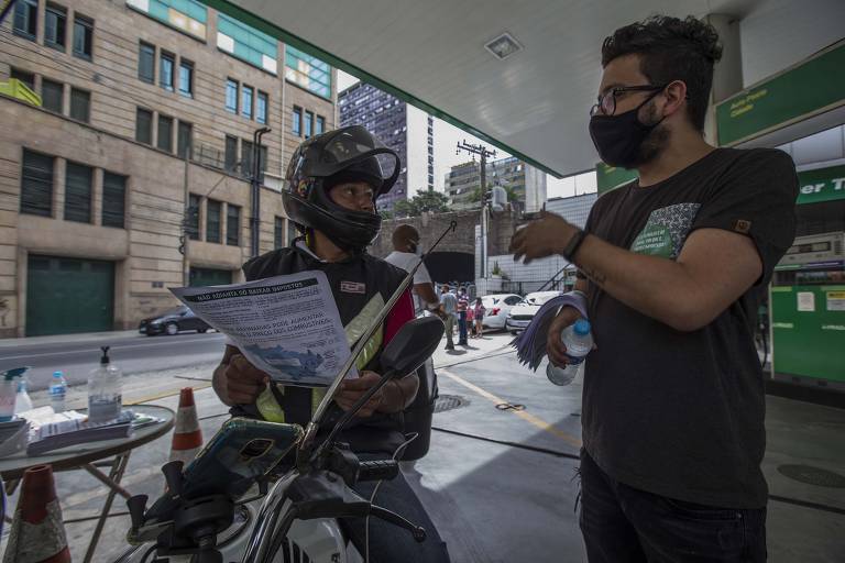 Petroleiros realizam venda subsidiada de gasolina no bairro da Sé, região central de São Paulo (SP)