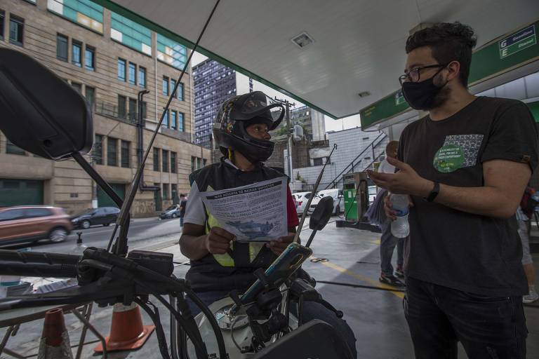 Petroleiros realizam venda subsidiada de gasolina no bairro da Sé, região central de São Paulo (SP)