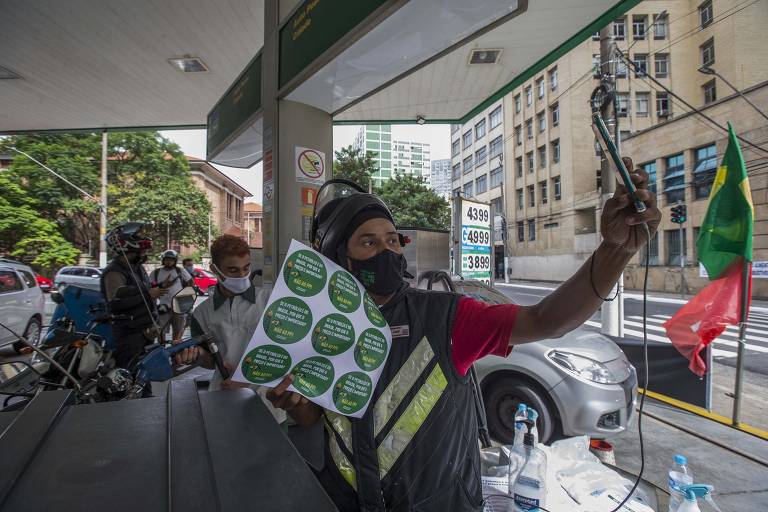 Petroleiros realizam venda subsidiada de gasolina no bairro da Sé, região central de São Paulo (SP)
