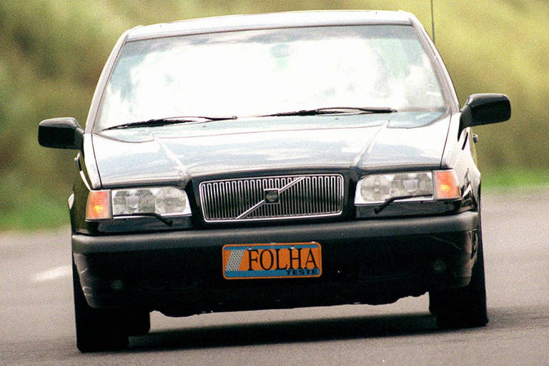 Frente do automóvel Volvo 850 Turbo, veículo pioneiro do teste Folha-Mauá, em 1996