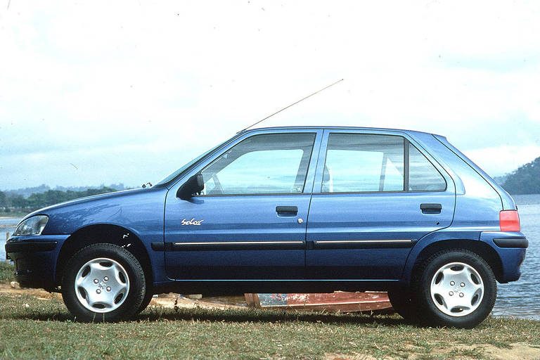 O compacto Peugeot 106 Soleil, em imagem de 1997
