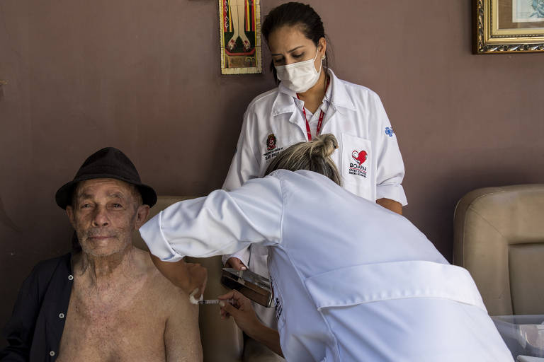 Consultório na Rua vacina idosos sem-teto em SP