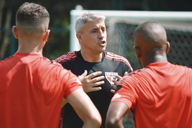 Crespo conversa com jogadores do São Paulo durante treino no CT da Barra Funda