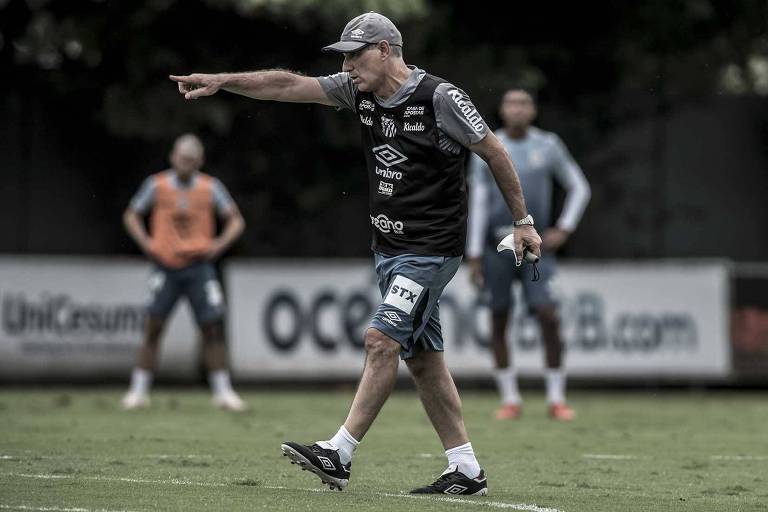 Ariel Holan comanda treino do Santos no CT Rei Pelé