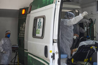 Ambulância com paciente no hospital em Boa Viagem, no Recife