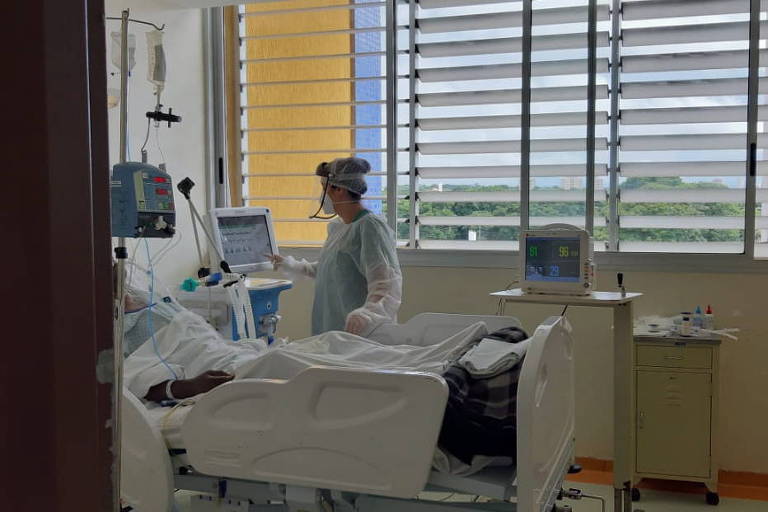 Imagem mostra profissional de saúde atendendo em hospital