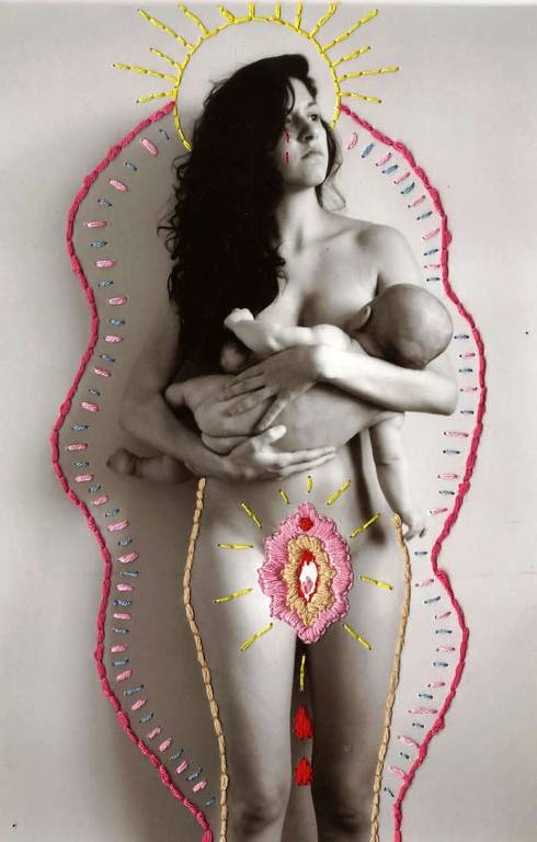 Mulher nua segura um bebê no peito. Sobre sua vagina está um desenho de vagina e em sua cabeça está desenhada um halo