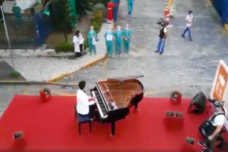 Após Covid, pianista toca nas ruas de Fortaleza em homenagem a profissionais de saúde