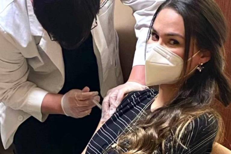 Fernanda Machado é vacinada contra a Covid nos Estados Unidos