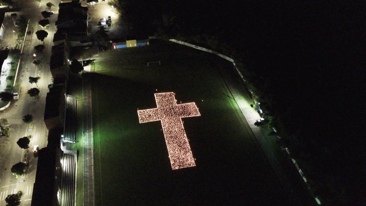 Jovens acendem 2.000 velas para relembrar recorde diário de vítimas da Covid