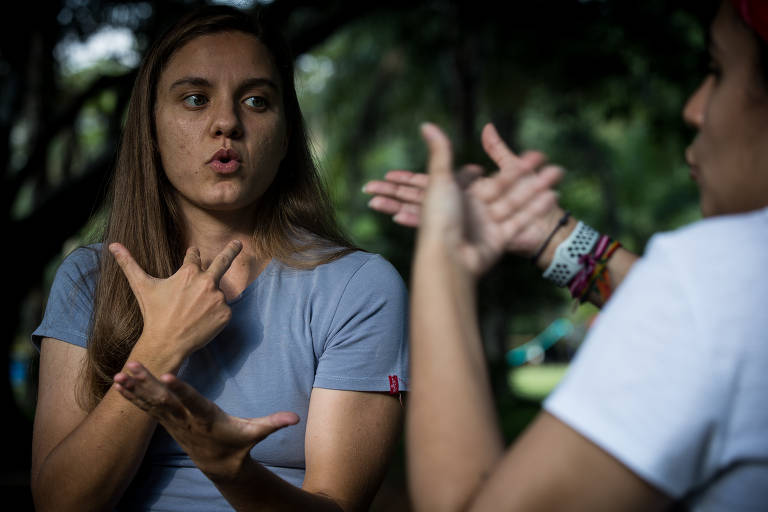 Comunicando-se por Libras, Stefany Krebs recebe boas-vindas do Palmeiras -  Libras Online