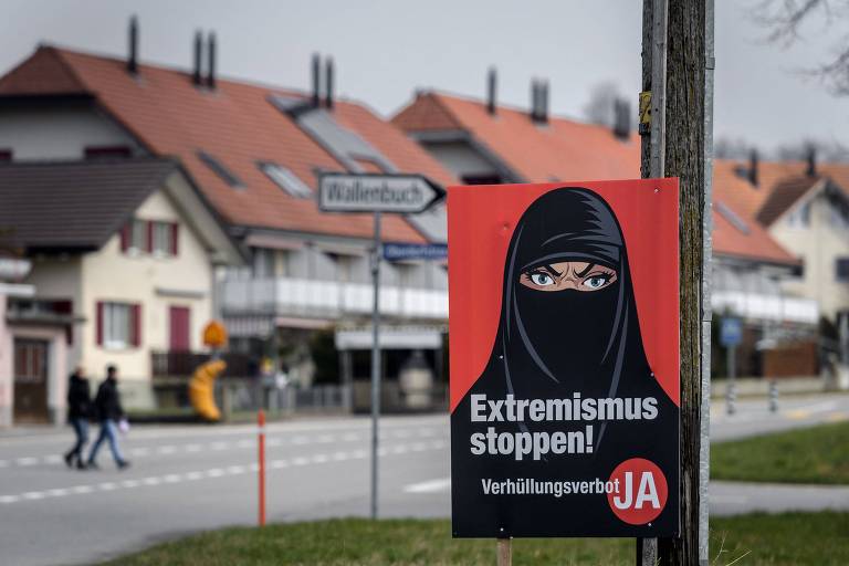 Os anúncios da campanha mostra uma mulher usando um niqab e óculos escuros ao lado do slogan: “Pare o extremismo! Sim para a proibição do véu.”