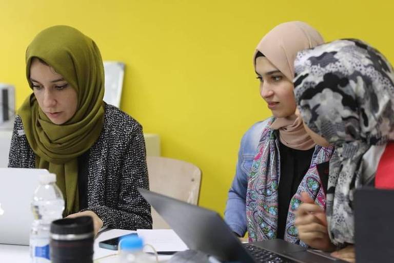 Centro de pesquisa que conta com uma incubadora de pequenas empresas, Jusoor ('ponte', em árabe) oferece apoio logístico e treinamento para mulheres líbias