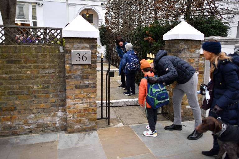 Pais deixam crianças em escola de Londres