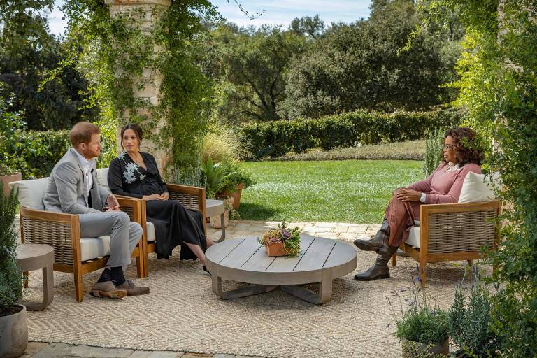 Entrevista aconteceu no jardim de uma casa perto de onde o casal mora em Montecito, a oeste de Los Angeles