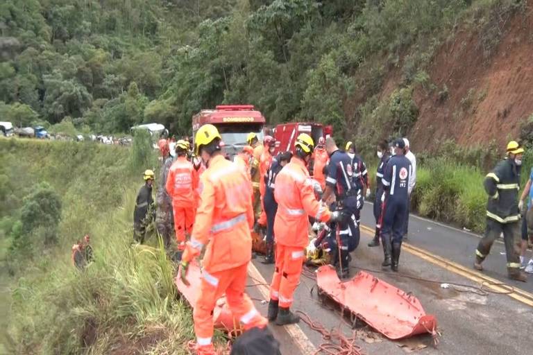 Ônibus cai em ribanceira e deixa pelo menos dois mortos em Ouro Preto (MG)