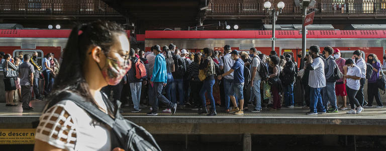 Milhares de passageiros se aglomeraram nos trens e estações do metrô e CPTM, na manhã de 8 de março, primeiro dia útil da fase vermelha, a mais restritiva do Plano São Paulo