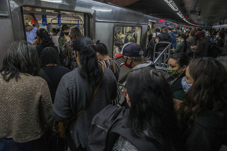 Milhares de passageiros se aglomeraram nos trens e estações do metrô e CPTM, na manhã de 8 de março, primeiro dia útil da fase vermelha, a mais restritiva do Plano São Paulo