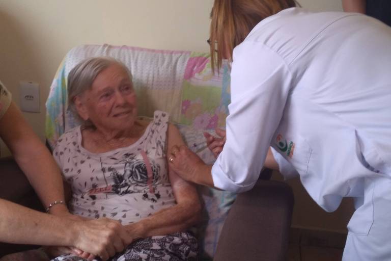 Olinda Bolsonaro, 93, foi imunizada em casa em Eldorado, no interior de São Paulo