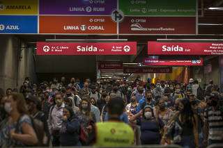 Passageiros aglomerados na estação Luz da CPTM, em São Paulo