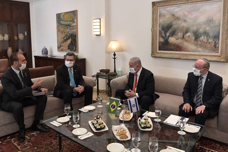 Da esq. para a dir., o deputado Eduardo Bolsonaro e o chanceler Ernesto Araújo durante encontro com o premiê Binyamin Netanyahu (terceiro da esq. para a dir.), em Israel