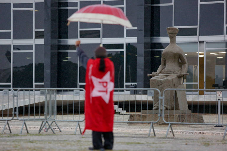 Apoiadores de Lula comemoram na Praça dos Três Poderes,em Brasília, a  decisão do Ministro do STF, que declara a 'nulidade' dos atos decisórios