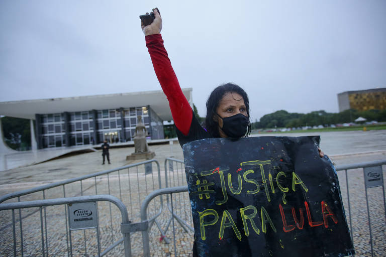 Apoiadores de Lula comemoram na Praça dos Três Poderes,em Brasília, a  decisão do Ministro do STF, que declara a 'nulidade' dos atos decisórios