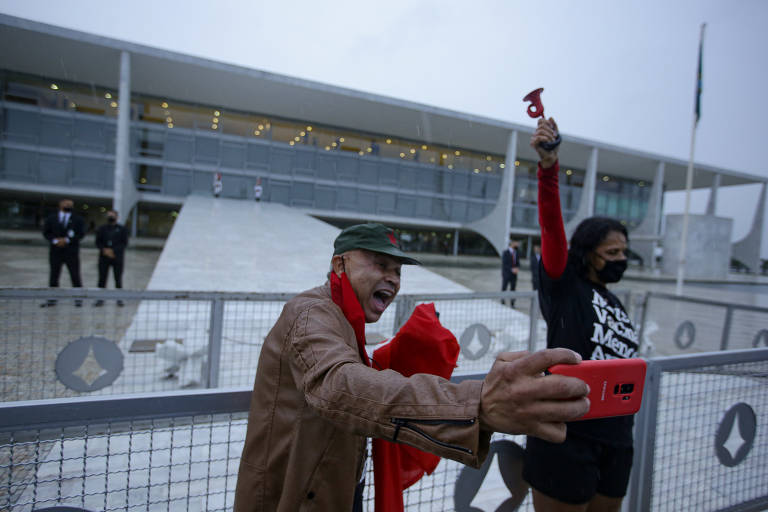 Apoiadores de Lula comemoram na Praça dos Três Poderes,em Brasília, a  decisão do Ministro do STF, que declara a 'nulidade' dos atos decisórios
