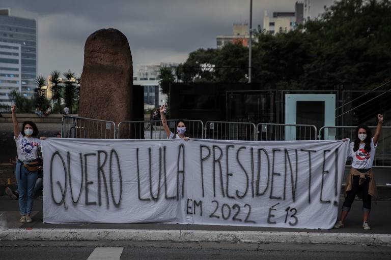  Apoiadores de Lula em  ato na avenida Paulista, em São Paulo