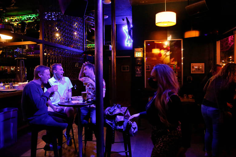 Americanos frequentam bar em San Francisco, na Califórnia, após liberação de funcionamento desses locais na região