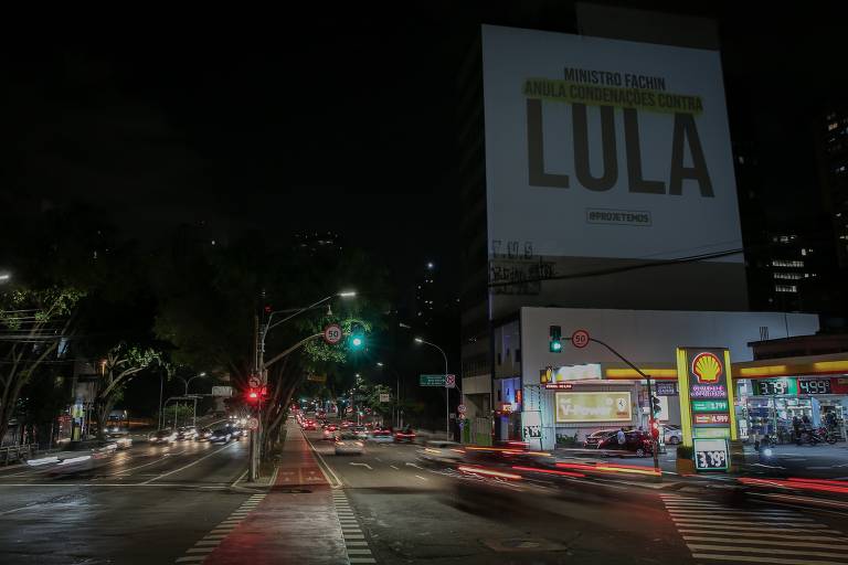 Projeção a favor do presidente Lula na avenida da Consolação, próximo da praça Roosevelt, em São Paulo