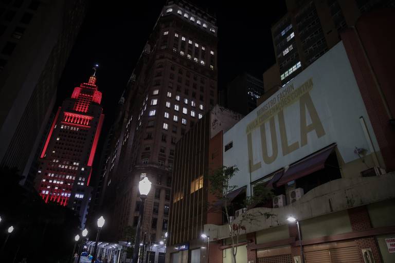 Projeção a favor do presidente Lula no Vale do Anhangabaú, em São Paulo 