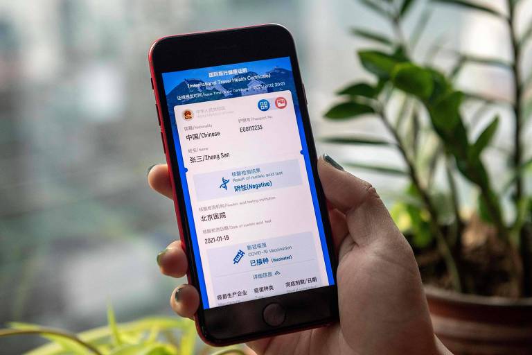 Fotoilustração mostra aplicativo chinês de que deve funcionar como passaporte de saúde para viagens internacionais