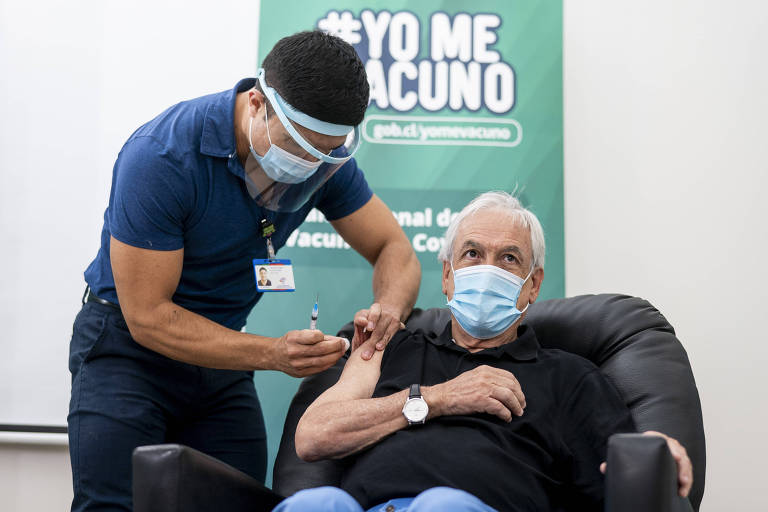 O presidente do Chile, Sebastián Piñera, é vacinado contra a Covid em Futrono, sul do país