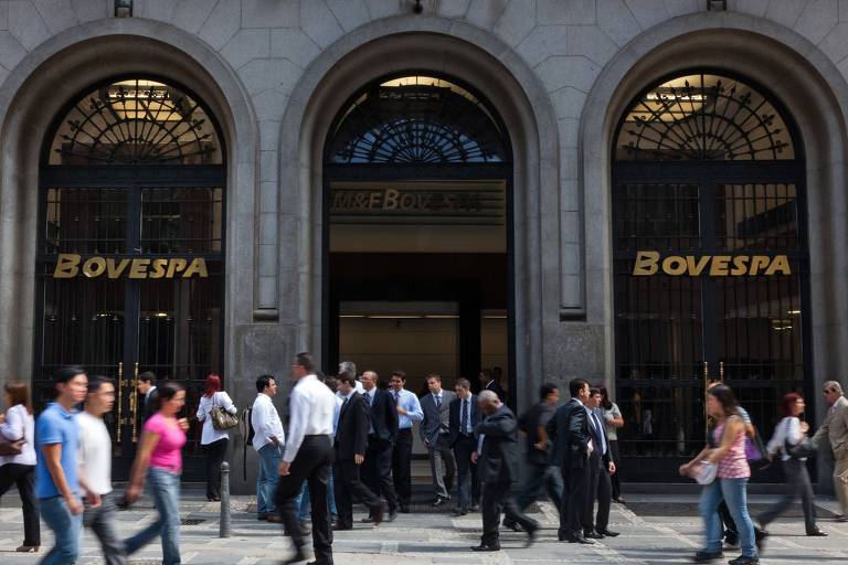 Pessoas caminham em frente ao prédio da Bolsa de Valores brasileira, em São Paulo