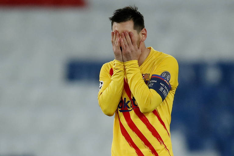 Messi cobre o rosto com as mãos na partida em Paris na qual perdeu um pênalti e o Barcelona foi eliminado da Champions League 2020/2021 pelo PSG de Mbappé 