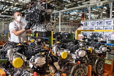 Linha de produção dos motores turbo do grupo Stellantis, em Betim (MG)