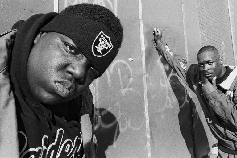 dois rappers negros posam com cara de mal