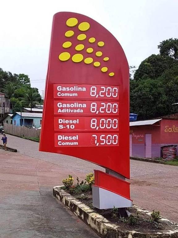 Placa de posto de combustível mostra gasolina sendo vendida a R$ 8,20 em Marechal Thaumaturgo (AC), cidade próxima à fronteiro com o Peru