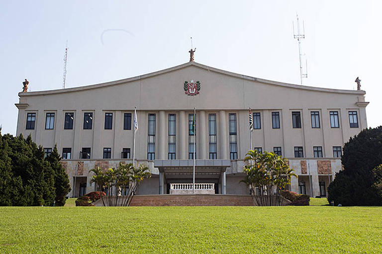 O Palácio dos Bandeirantes é o edifício-sede do Governo de São Paulo e residência oficial do governador
