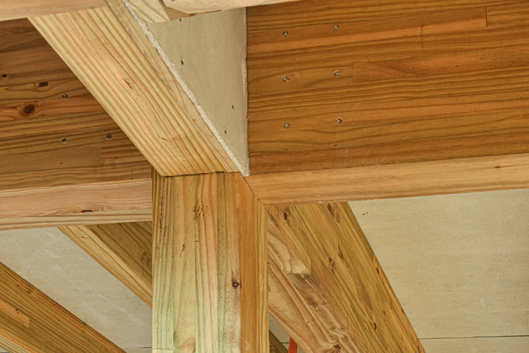 Detalhe da estrutura em madeira engenheirada da casa Anima, projeto da 24 7 Arquitetura