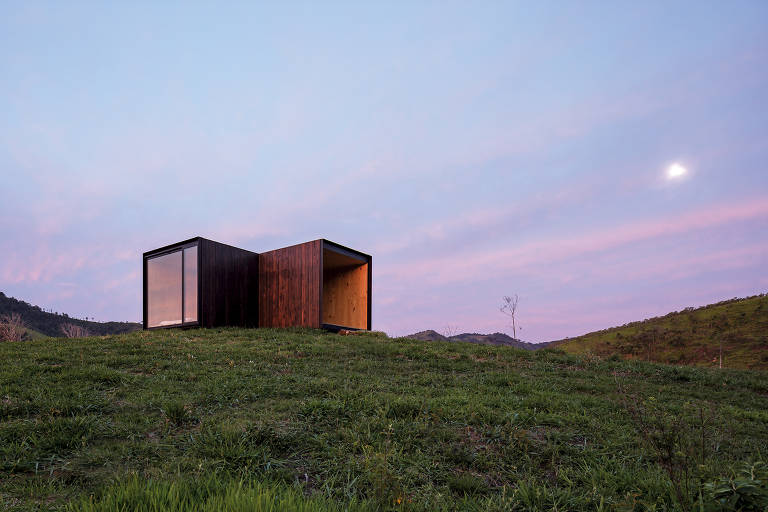 Casa modular MiniMod, em São Luiz do Paraitinga, no interior paulista, feita pelo escritório Mapa Arquitetura; as estruturas de madeira são pré-montadas, o que facilita a construção