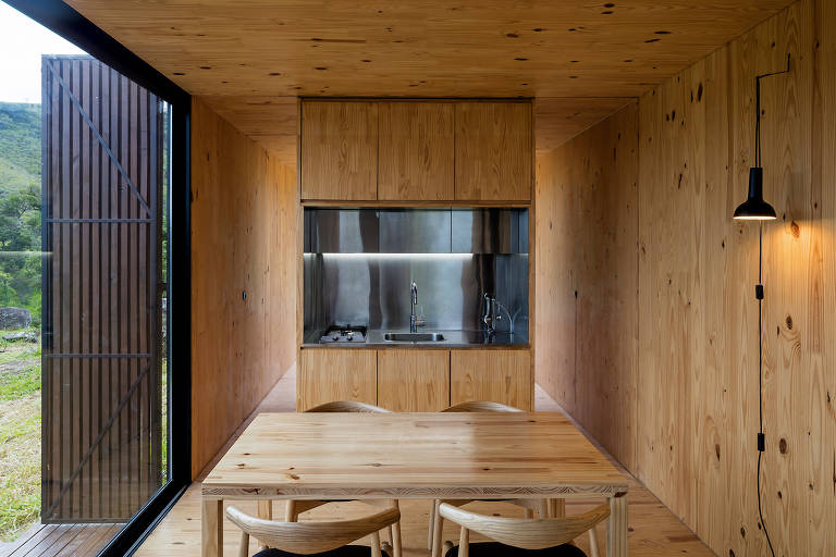Interior de casa modular de madeira engenheirada em fazenda de São Luiz do Paraitinga, no interior paulista, um projeto da Mapa Arquitetura