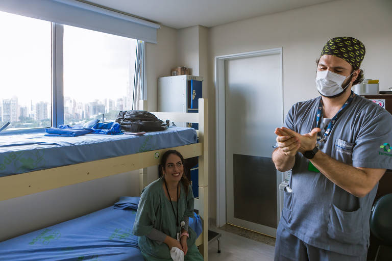 Os médicos intensivistas Caio Jaoude e Rebeca Klarosk no local de descanso do Iamspe (Instituto de Assistência Médica ao Servidor Público Estadual de São Paulo)